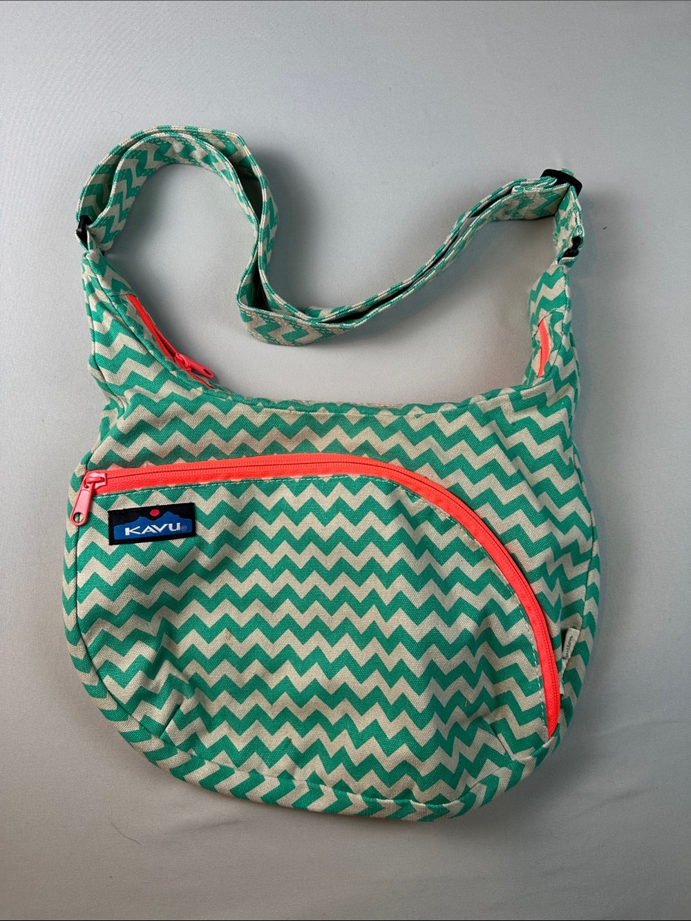 Kavu Chevron Crossbody Bag Purse Mint Green with Coral Zippers